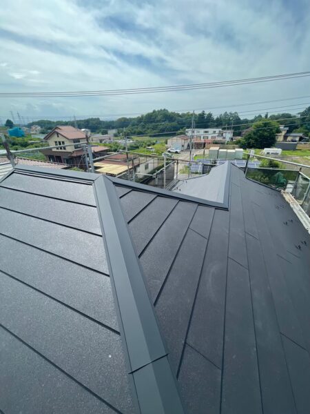 川越市にて屋根修理〈築20年スレート屋根からスーパーガルテクトへのカバー工法〉の施工後写真